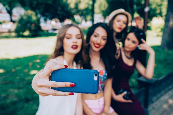 Quatre belles jeunes filles font selfie — Photo