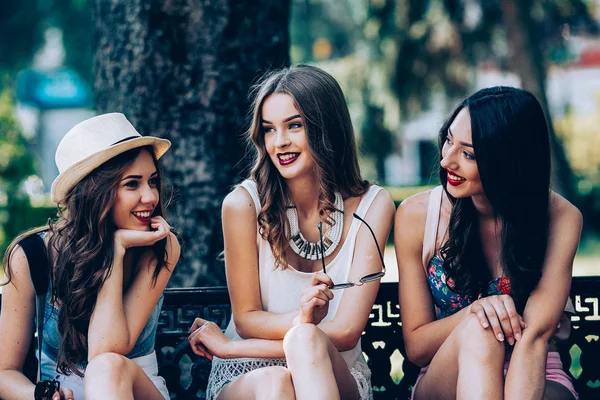 Tres hermosas chicas jóvenes — Foto de Stock