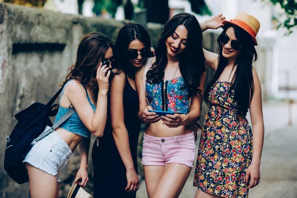 Hermosas chicas en la ciudad — Foto de Stock