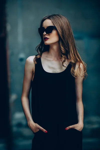 Приваблива модна жінка в чорній сукні — стокове фото