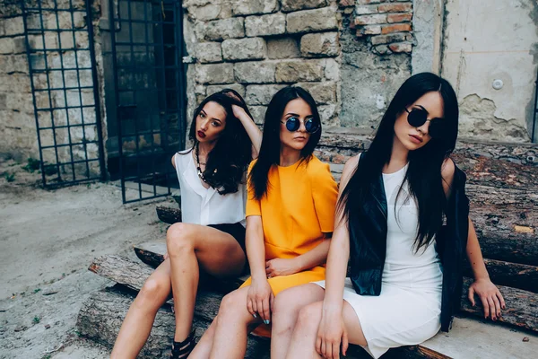 Tre giovani belle ragazze — Foto Stock