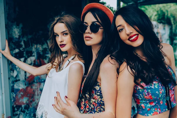 Drie mooie jonge meisjes bij de bushalte — Stockfoto