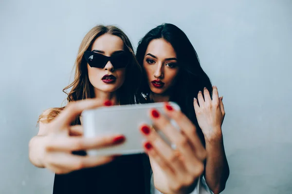 Twee meisjes nemen een selfie — Stockfoto