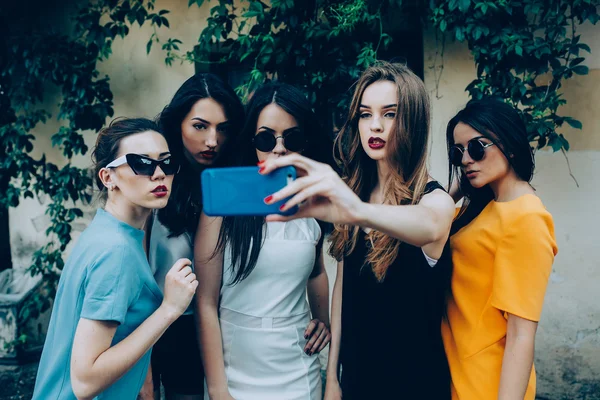 Fünf schöne junge Mädchen — Stockfoto