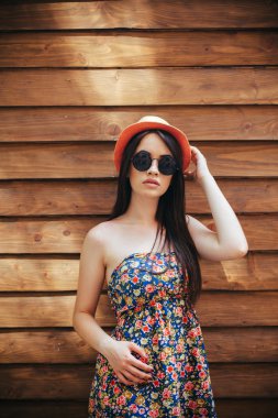 güzel kız şehirde kamera için poz veriyor