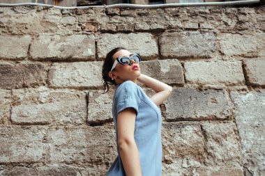 Mavi elbiseli çekici moda kadın