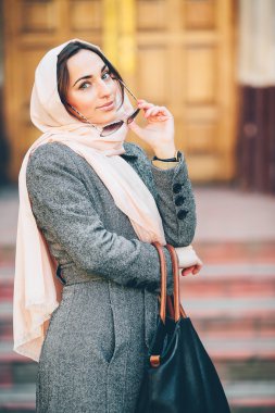 arka bina poz paltolu kız