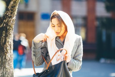 Kız bir çanta içinde bir şey arıyor