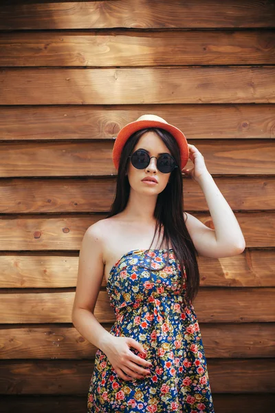 güzel kız şehirde kamera için poz veriyor