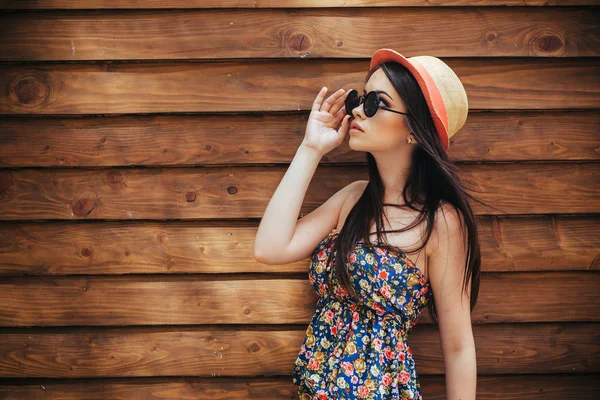 güzel kız şehirde kamera için poz veriyor