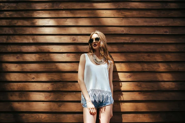 Beautiful girl poses for camera in the city — Stock Photo, Image