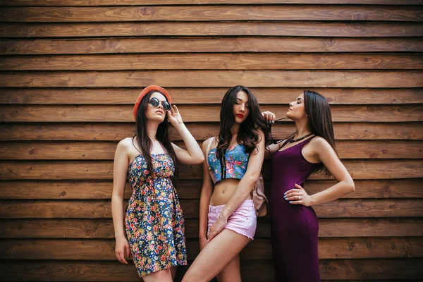Drei junge schöne Mädchen — Stockfoto