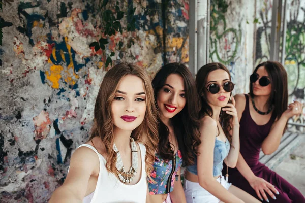 Cinco lindas meninas relaxantes — Fotografia de Stock