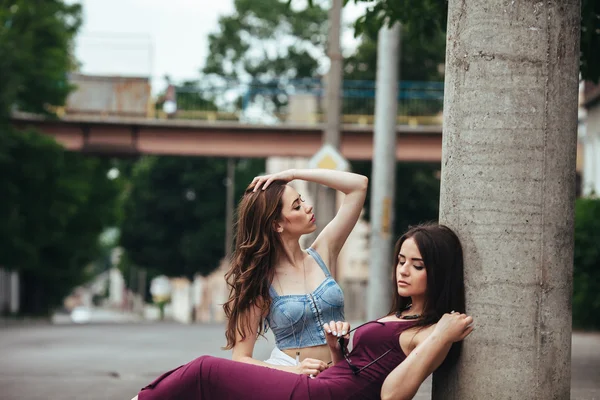 Duas meninas bonitas posando na cidade — Fotografia de Stock