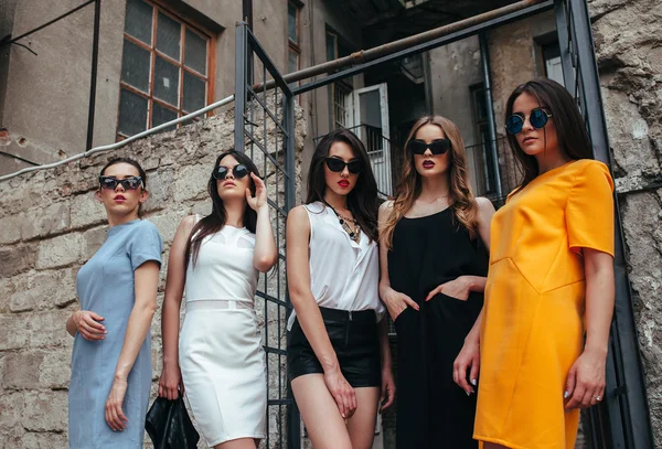 Pět mladých krásných dívek ve městě — Stock fotografie