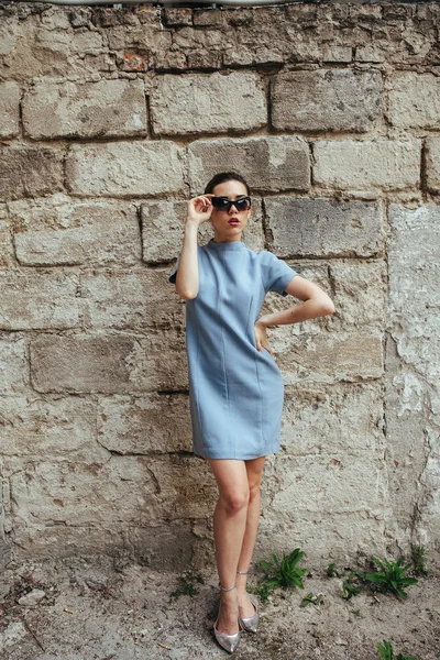 Mulher de moda atraente em vestido azul — Fotografia de Stock
