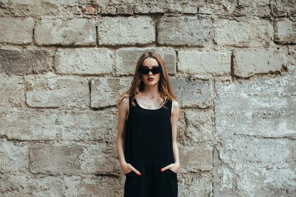 Attraktiva mode kvinna i svart klänning — Stockfoto