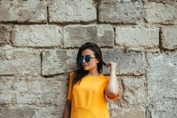 Mulher de moda atraente em vestido amarelo — Fotografia de Stock