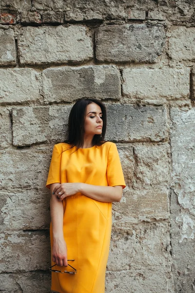 黄色のドレスの魅力的なファッション女性 — ストック写真