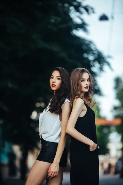 Meninas bonitas posando em uma rua da cidade — Fotografia de Stock