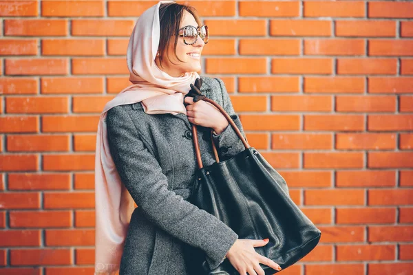 Mädchen im Mantel auf der Straße — Stockfoto