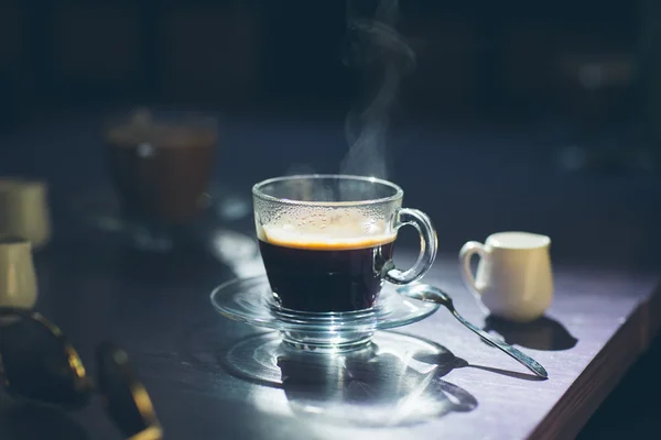 Xícara de café quente na mesa — Fotografia de Stock