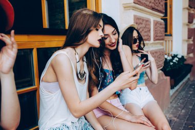 Üç güzel genç kız