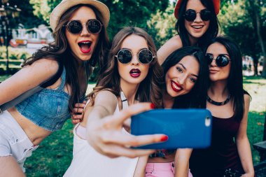 Beş güzel genç kızlar