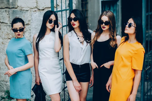 Cinque giovani belle ragazze in città — Foto Stock