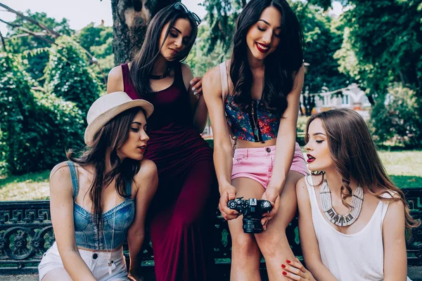 Cztery piękne młode dziewczyny uważają aparatu — Zdjęcie stockowe