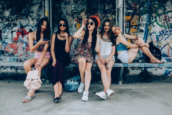 Fem vackra unga flickor avkopplande — Stockfoto