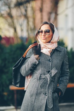 Mutlu genç güzel kız parkta poz