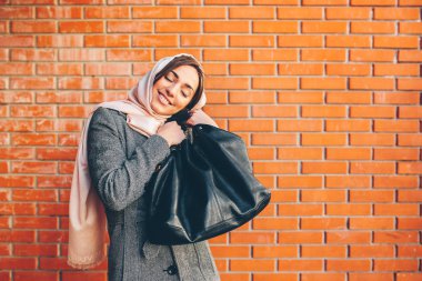 Kız sokakta bir ceket