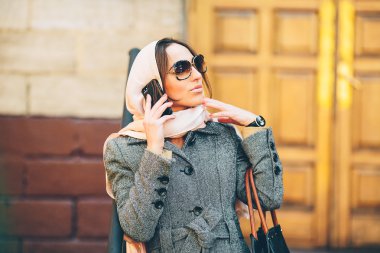 Kız sokakta bir ceket