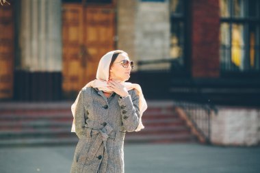 arka bina poz paltolu kız