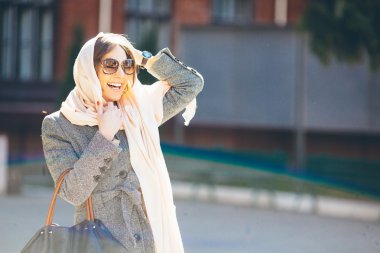 Kız sokakta bir ceket