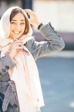 Kız sokakta bir ceket