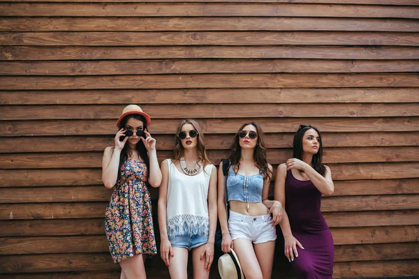 Fyra unga vackra flickor — Stockfoto