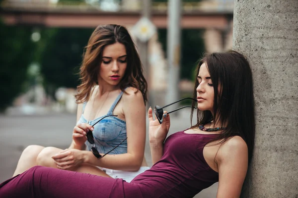 Beautiful young girls posing in the city — Stock Photo, Image