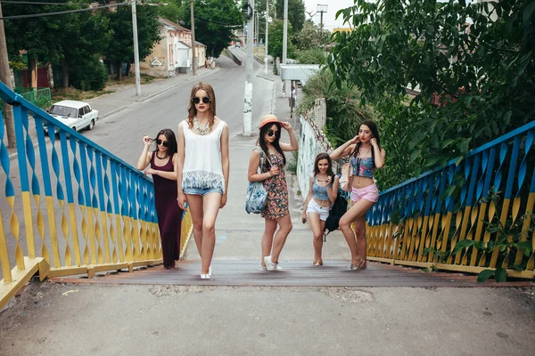 Πέντε μικρά όμορφα κορίτσια στην πόλη — Φωτογραφία Αρχείου