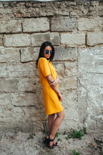 Mulher de moda atraente em vestido amarelo — Fotografia de Stock