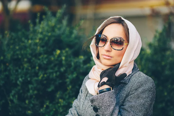 Mädchen sitzt auf einer Bank im Park — Stockfoto