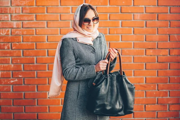 Ragazza in un cappotto per strada — Foto Stock