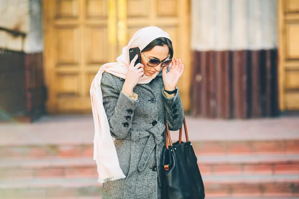 Dívka v kabátě na ulici — Stock fotografie