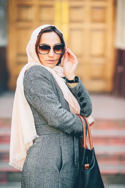 arka bina poz paltolu kız