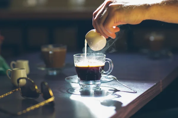 Kawa ze śmietanką na stole — Zdjęcie stockowe