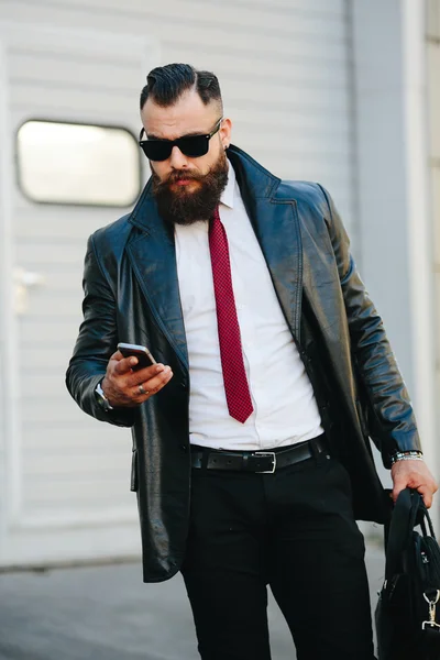 Bel homme en costume parlant au téléphone — Photo