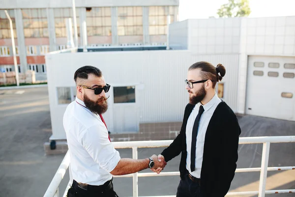 Dos hombres de negocios dándose la mano — Foto de Stock