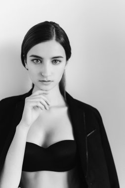 siyah elbiseli genç kız