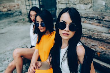 Üç genç güzel kız